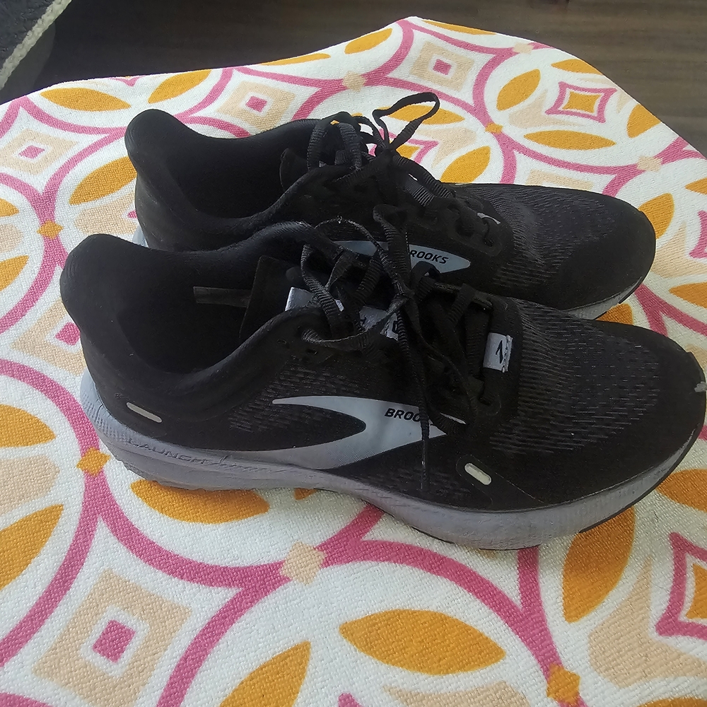 Brooks Sleek Black and Gray Sneakers